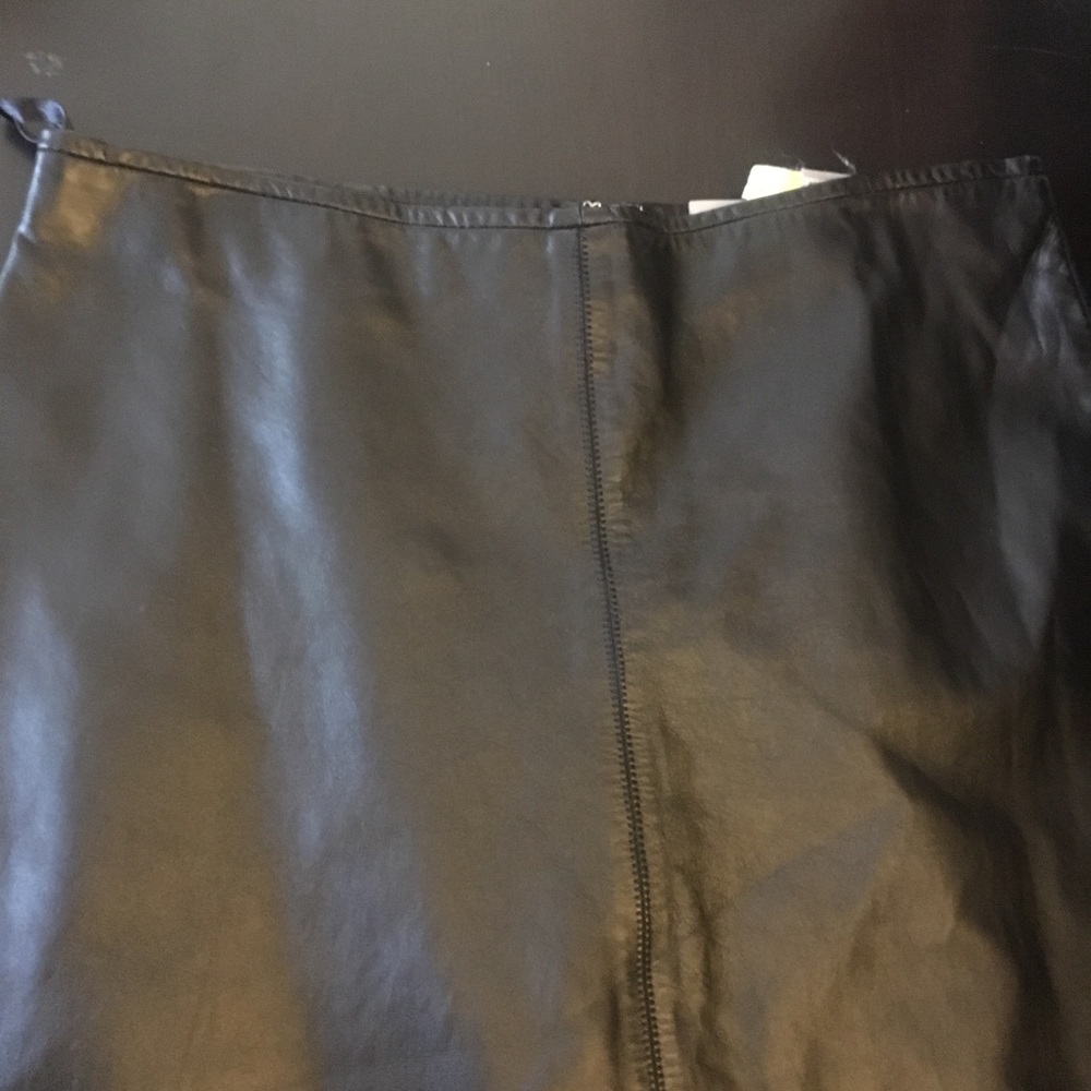Classic Old Navy Black leather skirt- Size 6 - Picture 8 of 8